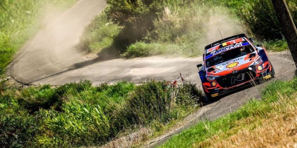 Βίντεο: Πρωταθλητής αγώνων ράλι ήταν τυχερός μέσα στην ατυχία του – Γλίτωσε «στο τσακ» από τα κάγκελα