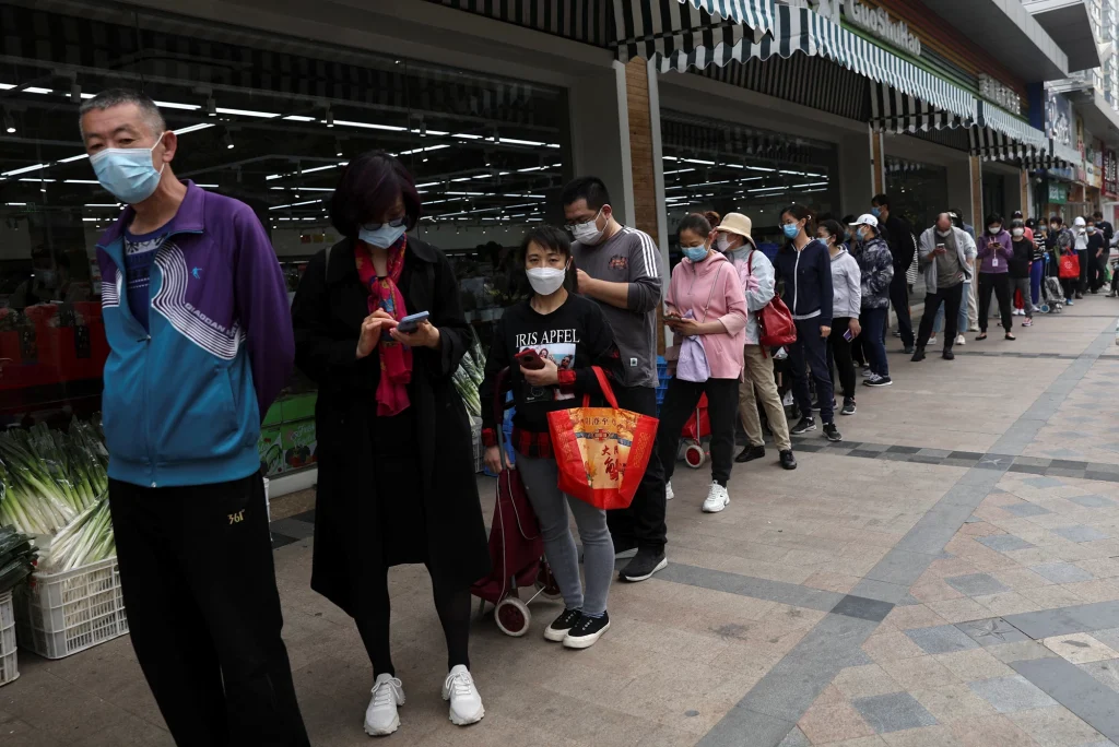 Φόβοι για lockdown τύπου Σανγκάης στο Πεκίνο – Τρέχουν και πάλι στα σούπερ μάρκετ οι πολίτες