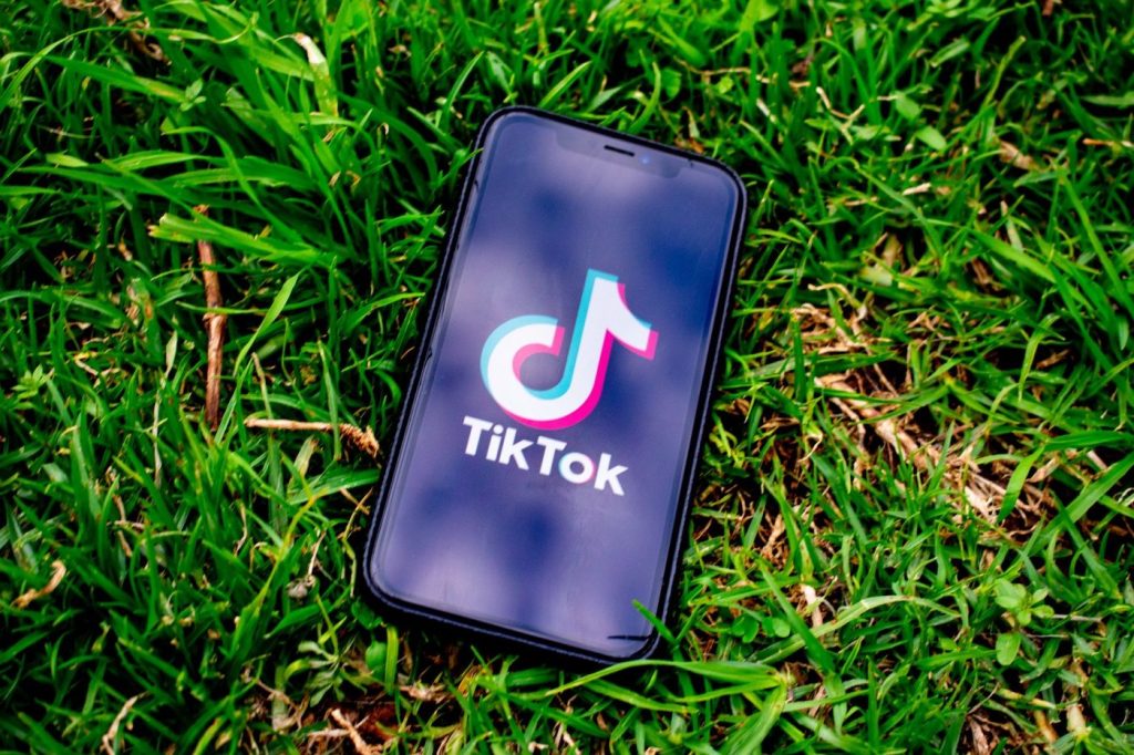 «Καμπάνα» έριξε η Μόσχα στο TikTok: Δεν διέγραψε ανάρτηση-«προπαγάνδα» των ομοφυλοφιλικών σχέσεων