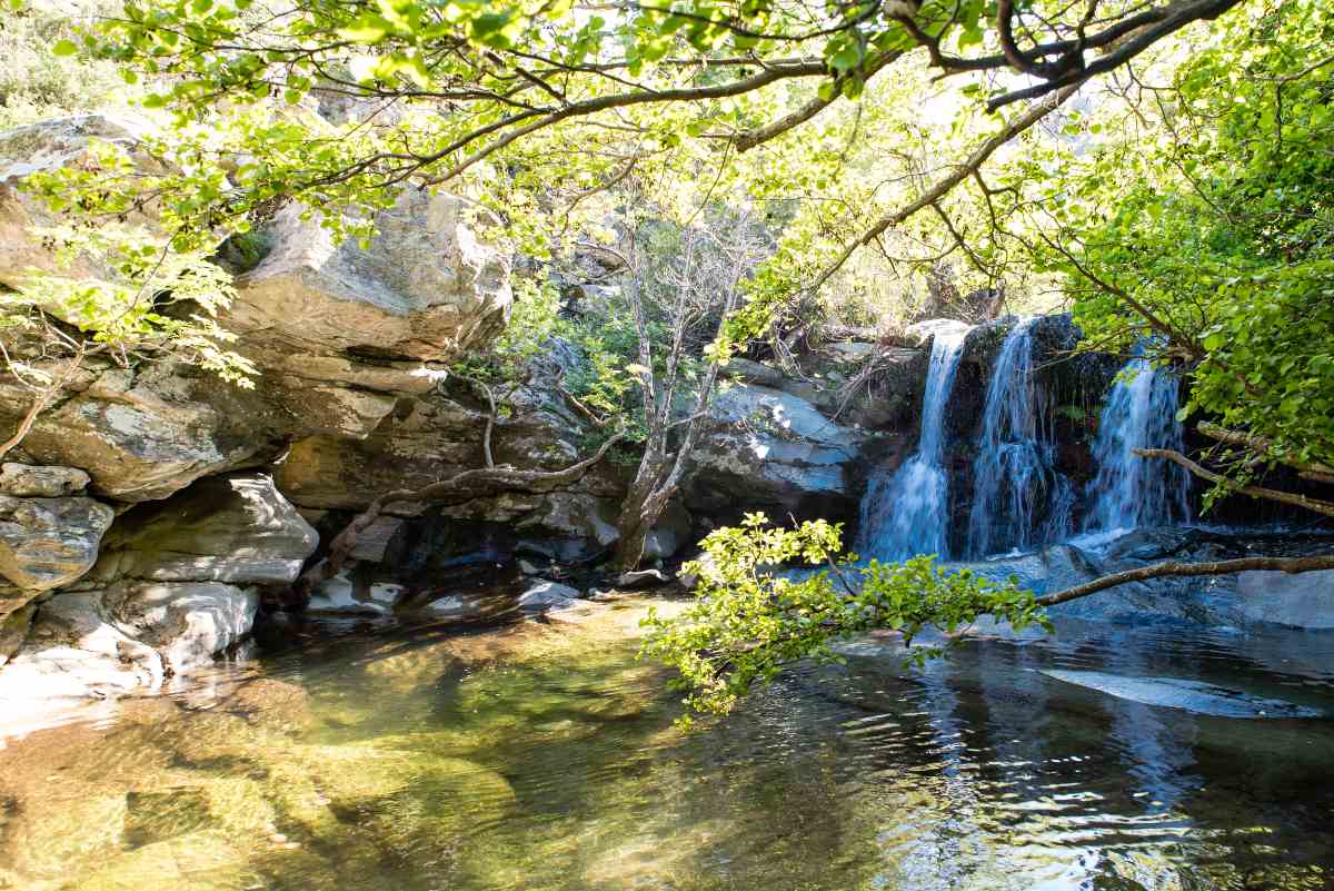Οι καταρράκτες της Πυθάρας και ο άγνωστος «νεραϊδότοπος» στην Άνδρο