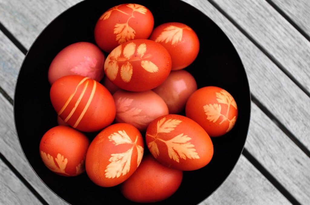 Μην τα πετάξεις: Να τι μπορείς να κάνεις με τα αυγά που περίσσεψαν από το Πάσχα