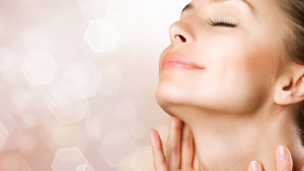 Πρόωρη χαλάρωση και ρυτίδες στον λαιμό: Τέσσερις συμβουλές για να προστατευτείτε