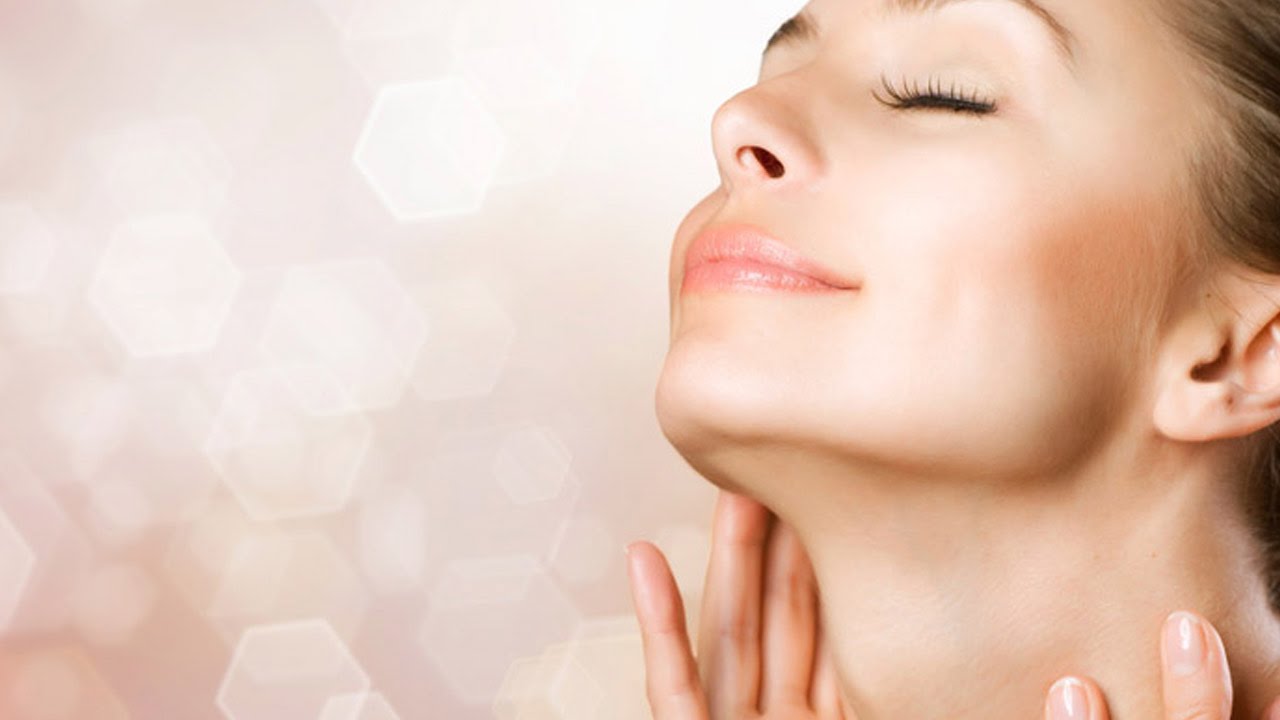 Πρόωρη χαλάρωση και ρυτίδες στον λαιμό: Τέσσερις συμβουλές για να προστατευτείτε