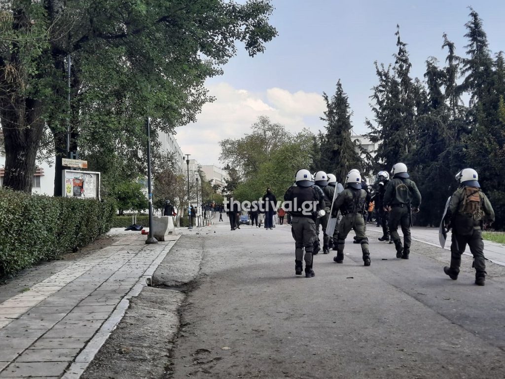 Θεσσαλονίκη: Ένταση στο ΑΠΘ ανάμεσα σε φοιτητές και ΜΑΤ – Πραγματοποιείται συγκέντρωση διαμαρτυρίας