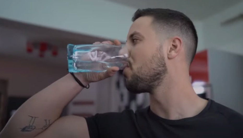 Ο Μάνος Δασκαλάκης προμοτάρει το νέο τραγούδι του – Θύελλα αντιδράσεων για την απάθειά του