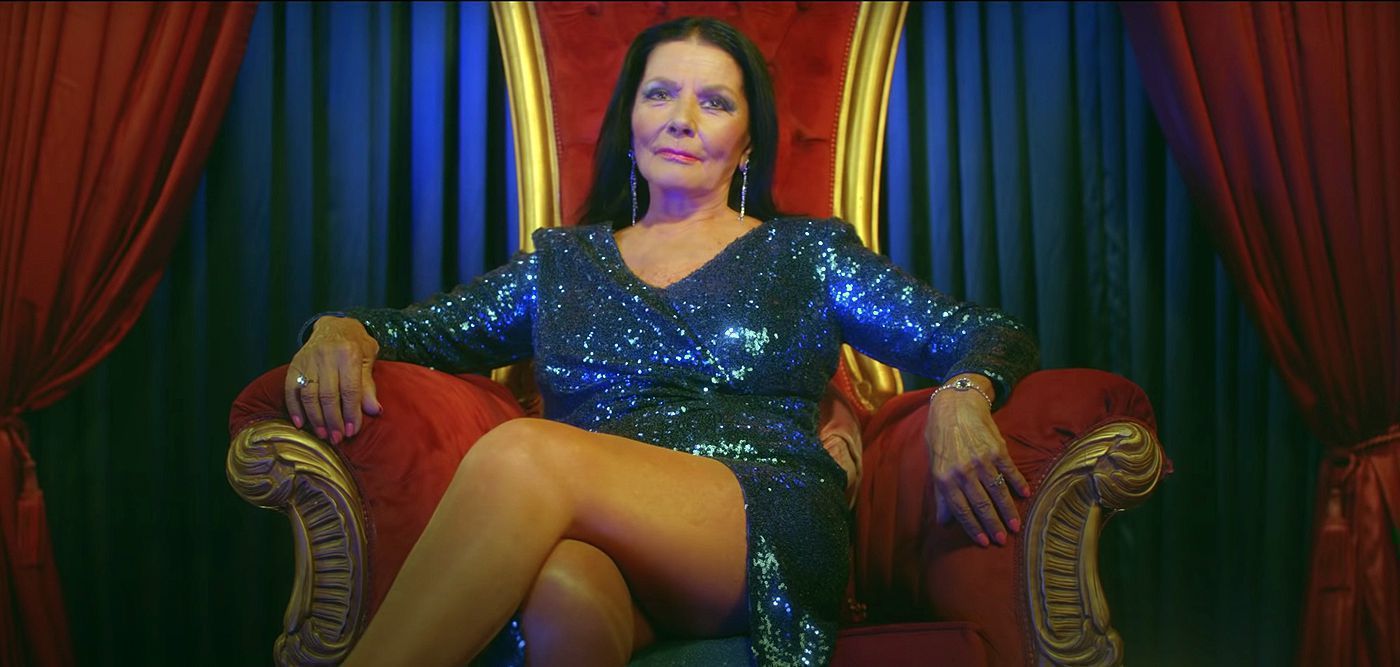 Ζωζώ Σαπουντζάκη: Τι κι αν είναι 88… χορεύει και «τρίζουν τα πλακάκια» (βίντεο)