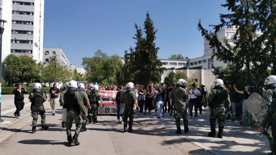 ΑΠΘ: Ξύλο μεταξύ φοιτητών και αποδοκιμασίες κατά την αποχώρηση της Αστυνομίας