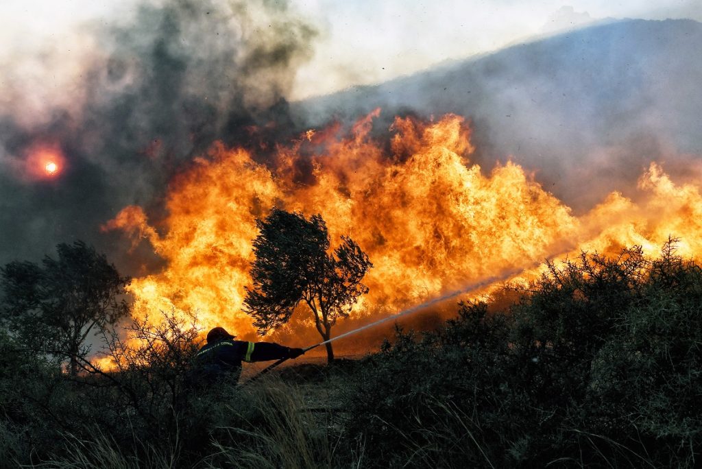 Σε εξέλιξη η φωτιά στον Πάρνωνα – Ολονύχτια η μάχη με τις φλόγες