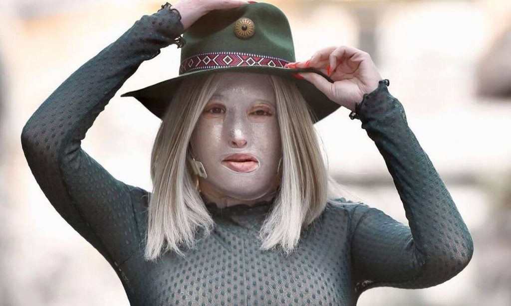 H Ιωάννα Παλιοσπύρου αποκάλυψε για πρώτη φορά το πρόσωπό της χωρίς μάσκα (φωτό)