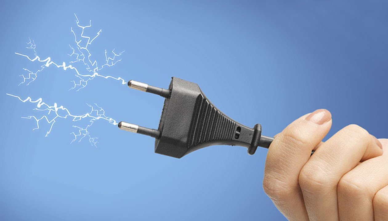 Οι ηλεκτρικές συσκευές που κάνουν τον λογαριασμό ρεύματος να ανεβαίνει – Χρεώνουν ακόμη και όταν είναι κλειστές