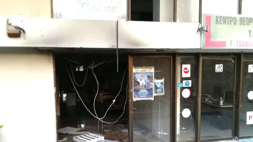 Εμπρηστική επίθεση στα γραφεία της Νέας Δημοκρατίας στην Πεύκη (φώτο)