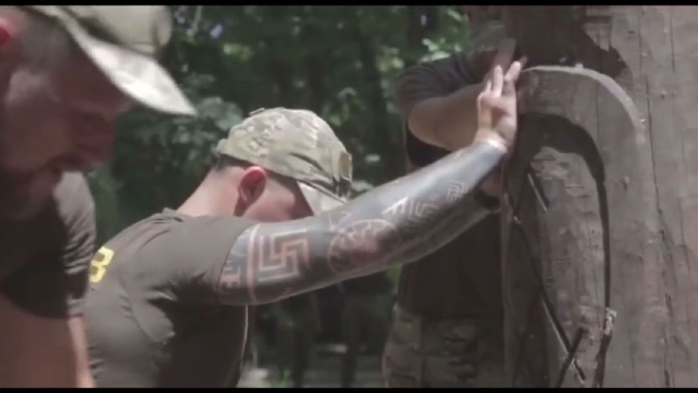 Βίντεο: Μέλη του νεοναζιστικού Τάγματος Αζόφ σε παγανιστική τελετή