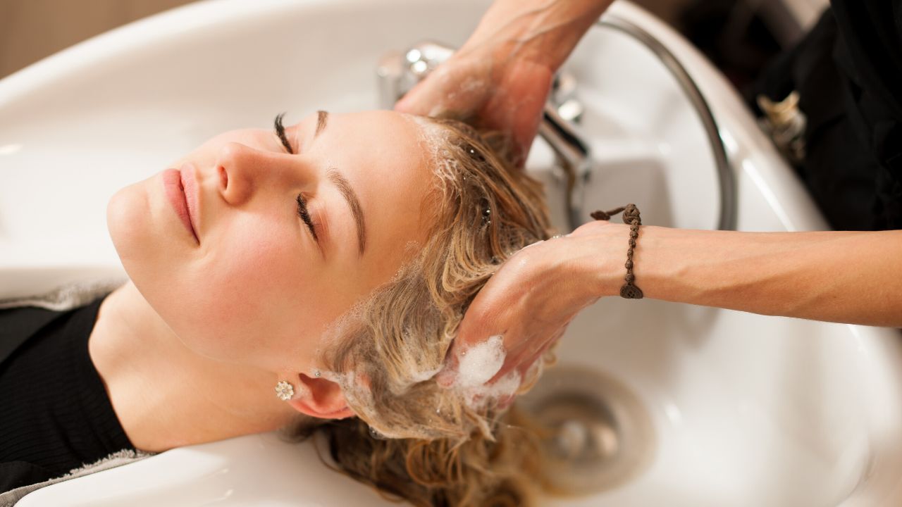 Προσοχή: Ο ΕΟΦ ανακαλεί από την αγορά σαμπουάν & καλλυντικά προϊόντα – Ποια αφορά