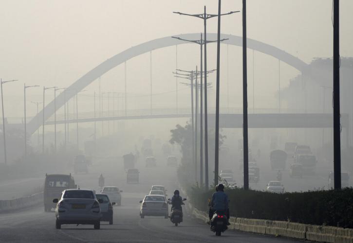 Ινδία: Κύμα ακραίου καύσωνα πλήττει το Νέο Δελχί – Πυρκαγιές ξεσπούν σε χωματερές