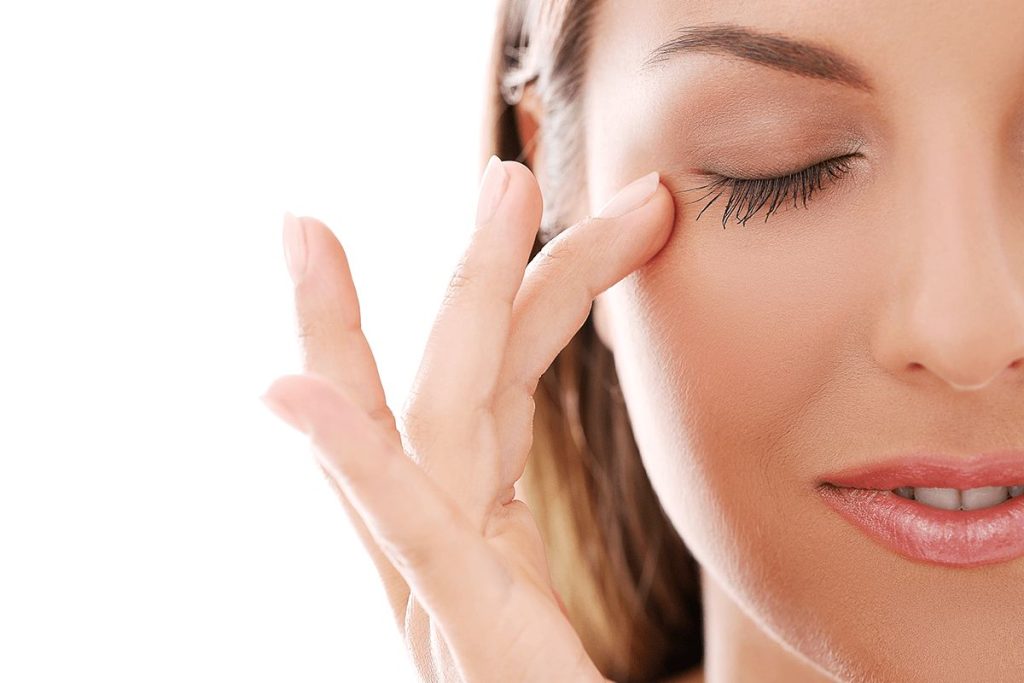 Μαύροι κύκλοι και πρήξιμο στα μάτια: Πέντε εύκολοι τρόποι για να τα αντιμετωπίσετε