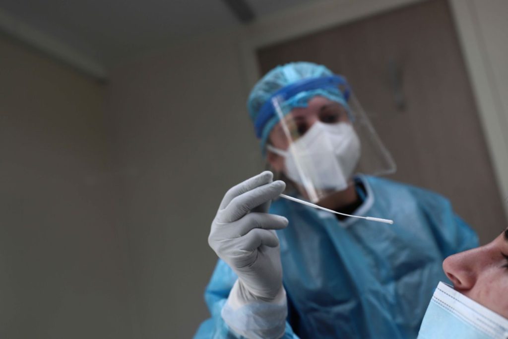 Στα 7.580 τα νέα κρούσματα κορωνοϊού στην Ελλάδα σήμερα