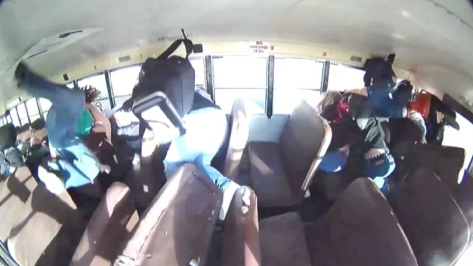 ΗΠΑ: Βίντεο από σύγκρουση αυτοκινήτου με σχολικό λεωφορείο με 23 μαθητές (βίντεο)