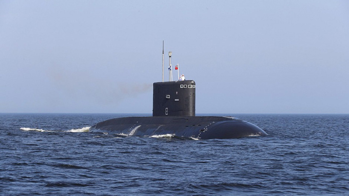 Σεβαστούπολη: Ρωσικό υποβρύχιο κλάσης Kilo «φορτώνει» πυραύλους cruise Kalibr