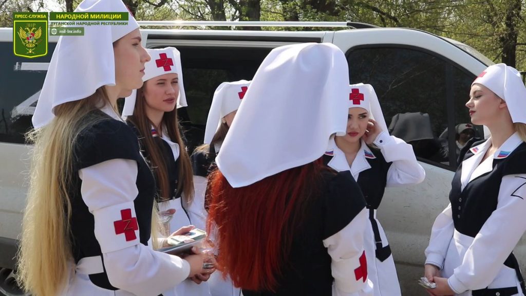 Ρωσίδες ντυμένες νοσοκόμες στο πλευρό των στρατιωτών για να ενισχύσουν το ηθικό τους (βίντεο)