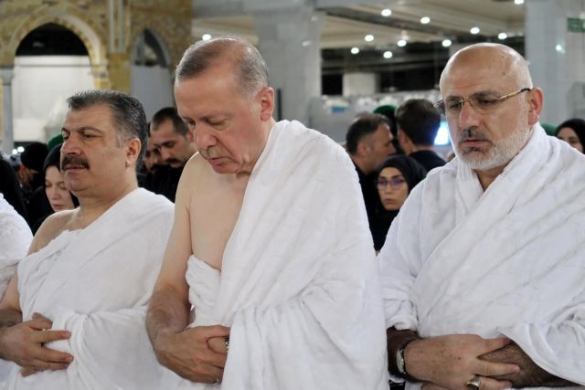 Ο Ρ.Τ.Ερντογάν πήγε στην Μέκκα να προσκυνήσει με… λευκή πετσέτα