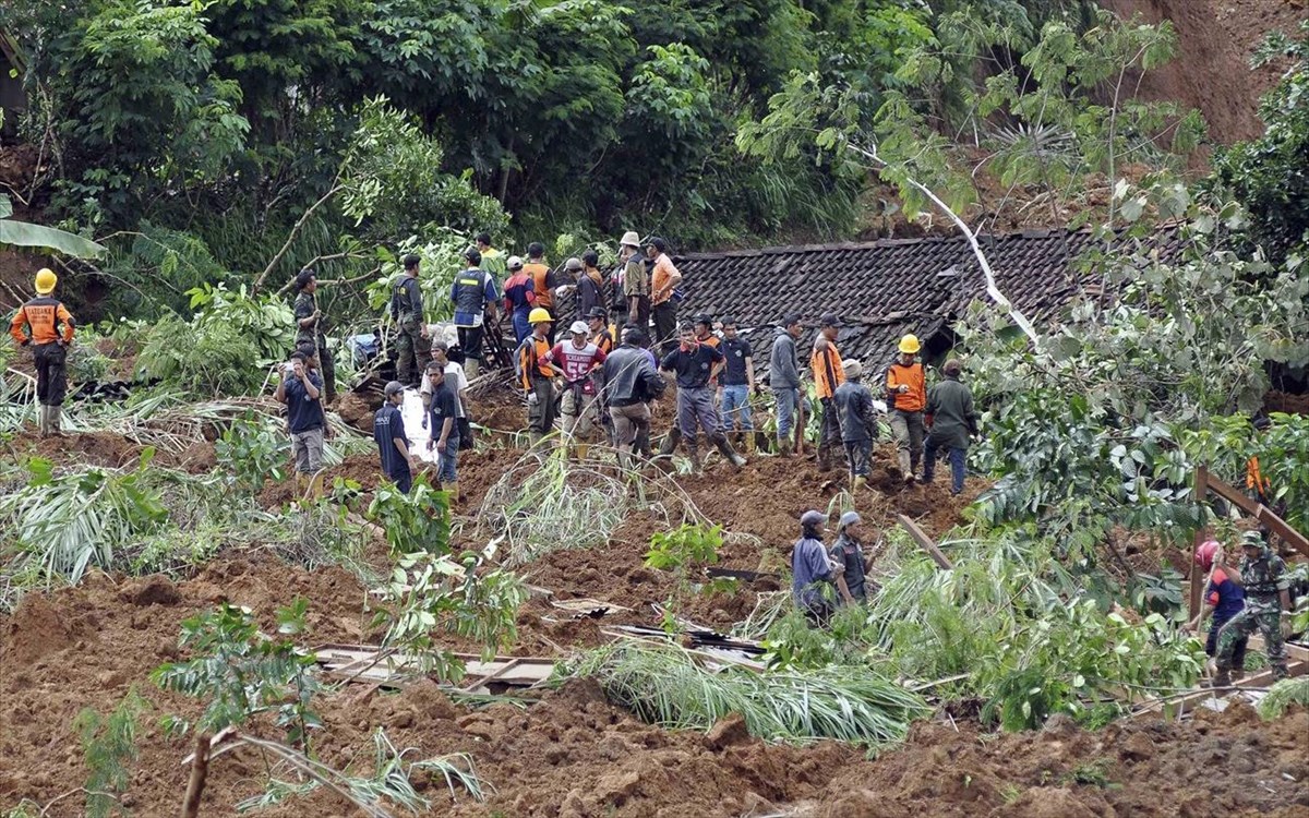 Ινδονησία: Κατολίσθηση σε παράνομο χρυσωρυχείο – Σκοτώθηκαν 12 γυναίκες