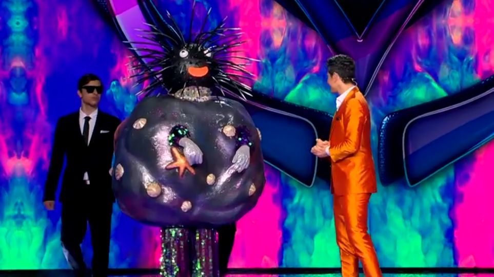 The Masked Singer: Η μάσκα του Αχινού αποκαλύφθηκε και ο Νίκος Μουτσινάς πέτυχε την πρόβλεψη