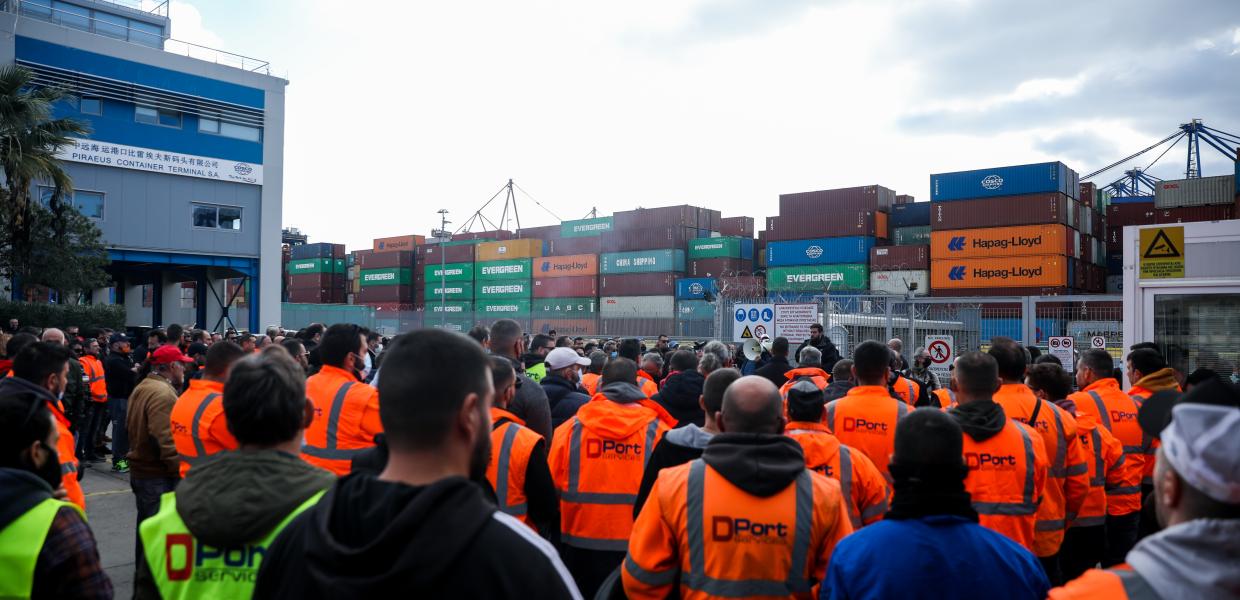 Συνεχίζονται οι απεργιακές κινητοποιήσεις στο λιμάνι του Πειραιά