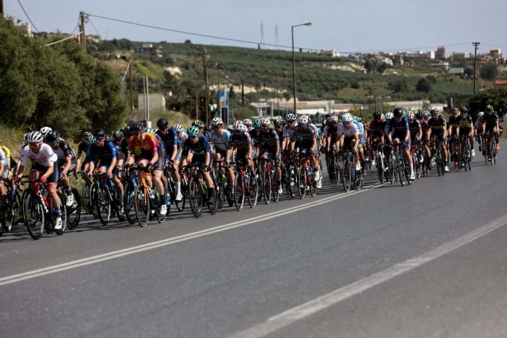 Διεθνής Ποδηλατικός Γύρος Ελλάδας: Πανικός στον τερματισμό – Ο ένας έπεφτε πάνω στον άλλον (βίντεο)