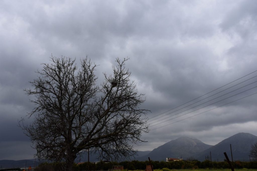 Meteo: Πρωτομαγιά με λασποβροχές – Άστατος ο καιρός του τριημέρου
