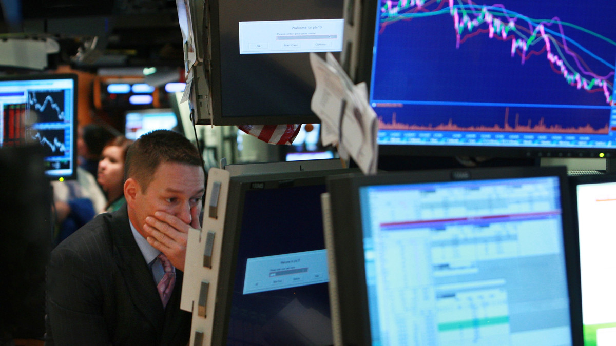 «Βουτιά» 939 μονάδων για Dow Jones – Ο χειρότερος μήνας από το 2008 για τον Nasdaq