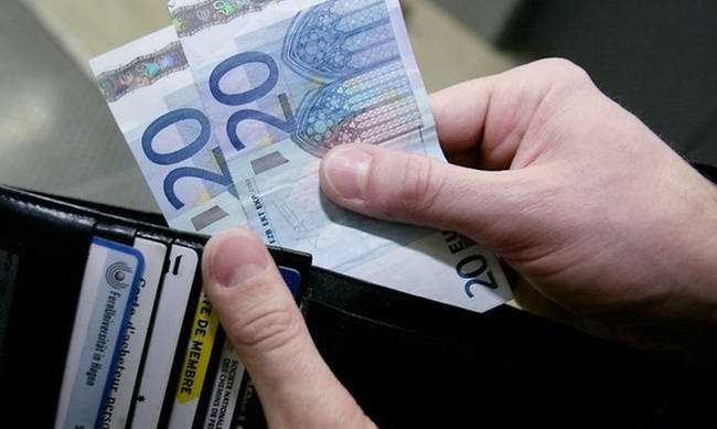 Στα 713 ευρώ από αύριο 1η Μαΐου ο κατώτατος μισθός – Ποια επιδόματα συμπαρασύρει