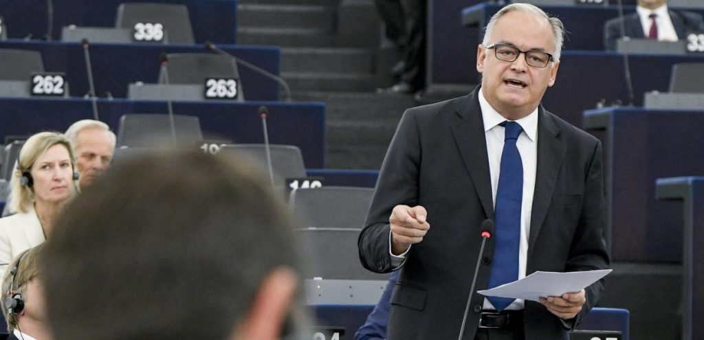 Ο ευρωβουλευτής που προσέλαβε τον υιό του Κ.Μητσοτάκη κατηγορούσε τον Α.Τσίπρα για νεποτισμό