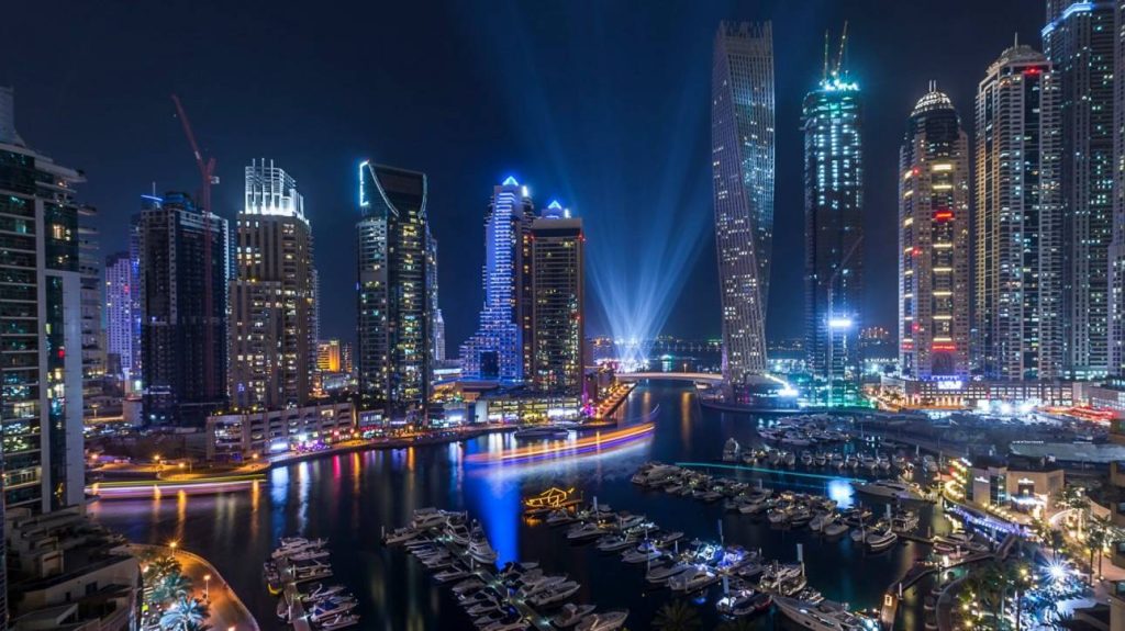 Τα ΗΑΕ προσεγγίζουν τους Ρώσους δισεκατομμυριούχους και τους προσφέρουν «γη και ύδωρ» για επενδύσεις