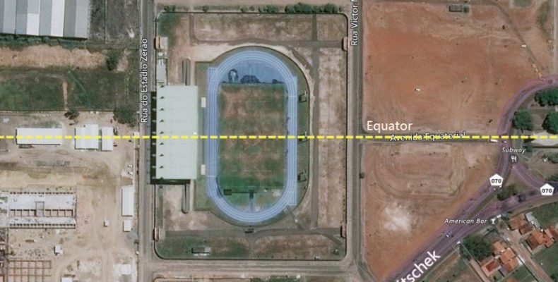 Ένα γήπεδο ακριβώς στη γραμμή του Ισημερινού (φωτο)