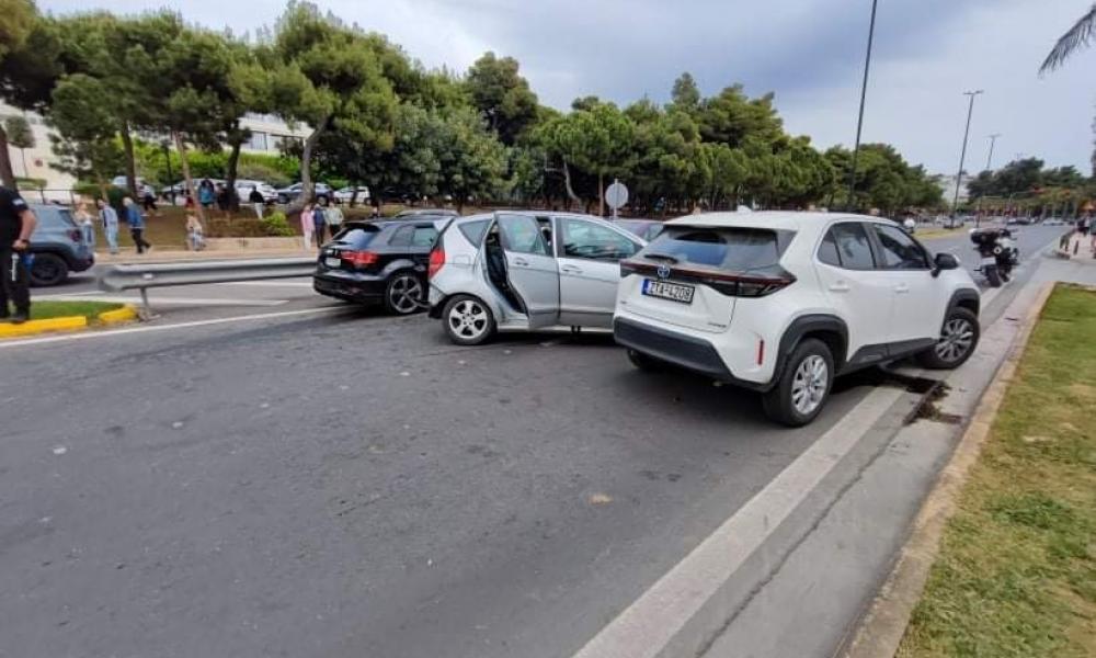 Βουλιαγμένη: Βίντεο ντοκουμέντο από το τροχαίο πέντε αυτοκινήτων (βίντεο)
