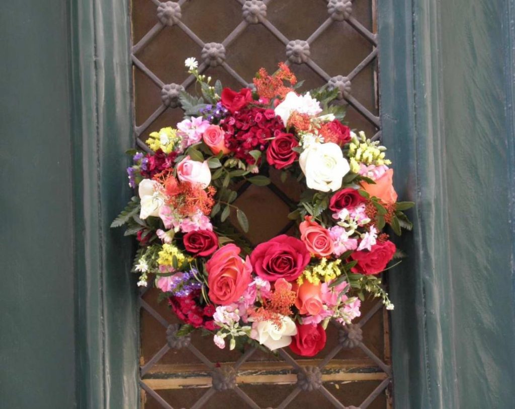 Πρωτομαγιά: Αυτός είναι ο λόγος που φτιάχνουμε μαγιάτικο στεφάνι – Τι συμβολίζει