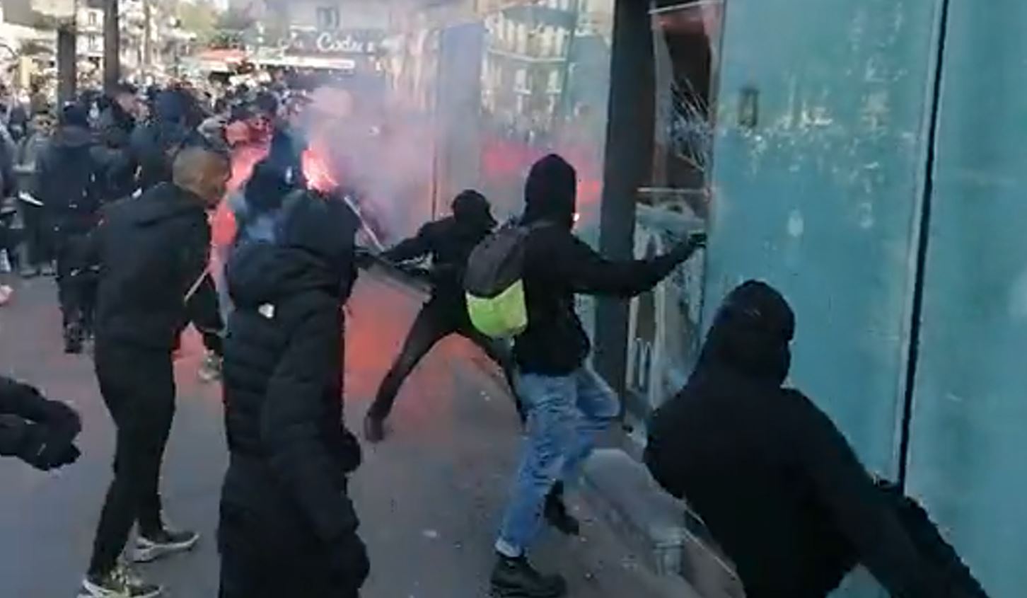 Γυαλιά καρφιά το Παρίσι: Χιλιάδες διαδηλωτών σε συγκρούσεις με την αστυνομία και κατά του Ε.Μακρόν (βίντεο)