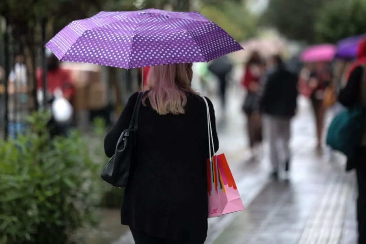Άστατος ο καιρός σήμερα – Πρωτομαγιά με λασποβροχές & αφρικανική σκόνη