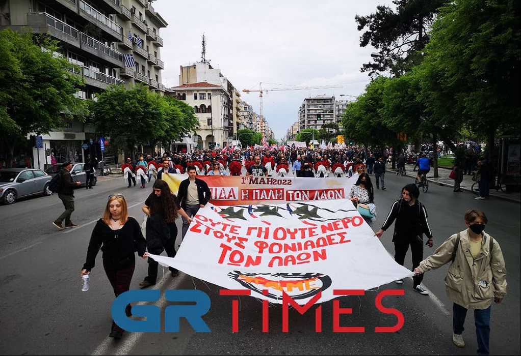 Θεσσαλονίκη: Η πορεία του ΠΑΜΕ τελείωσε με την αναπαράσταση της μεταφοράς του πρώτου νεκρού του Μάη του 36′