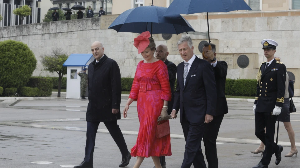 Στην Ελλάδα το βασιλικό ζεύγος του Βελγίου – Κατέθεσαν στεφάνι στο Μνημείο του Αγνώστου Στρατιώτη