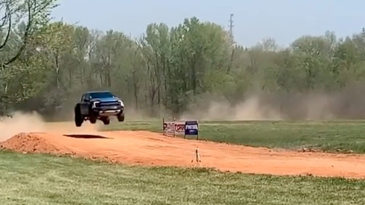 Σοκαριστικό ατύχημα: Οδηγός έσπασε την σπονδυλική του στήλη σε άλμα με ένα Ford F150 Raptor (βίντεο)