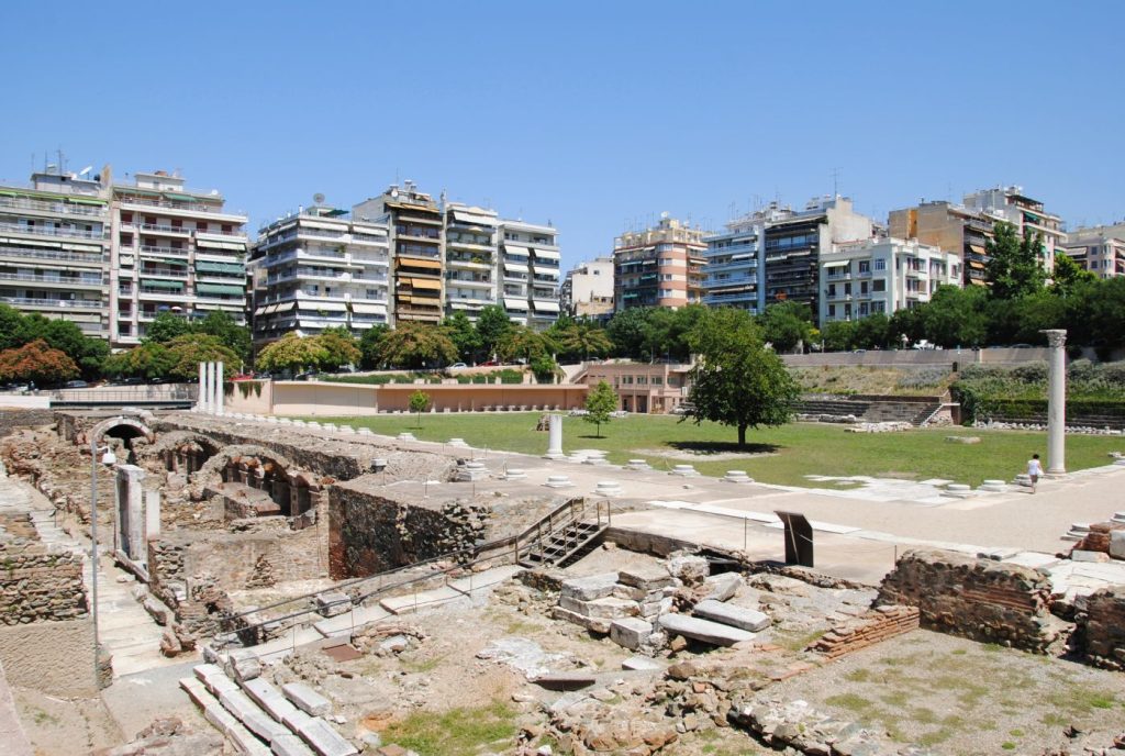 Θεσσαλονίκη: Από ύψος τεσσάρων μέτρων έπεσε ζευγάρι νεαρών στην Αρχαία Αγορά