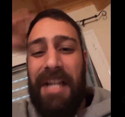 Αυτός είναι ο άντρας που κλώτσησε την γάτα στη ταβέρνα – Απαντά με ύβρεις στο Instagram