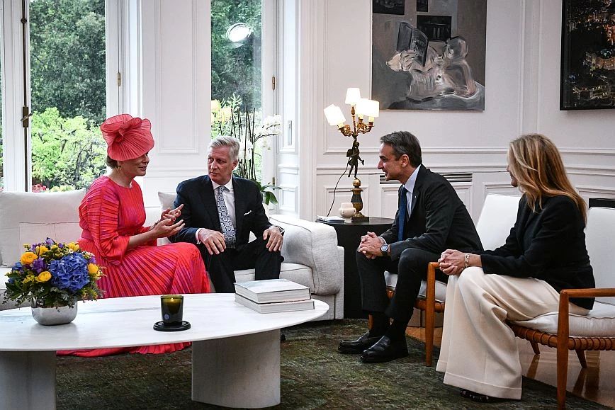 Με το βασιλικό ζεύγος του Βελγίου συναντήθηκε στο Μέγαρο Μαξίμου ο Κ.Μητσοτάκης (φώτο)