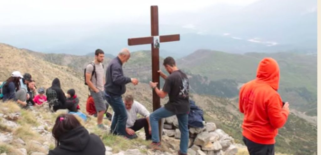 Ραγίζει καρδιές η μητέρα του Ερμή: «Ο γιος μου πέθανε από αιμορραγία» – Ύψωσαν μεγάλο σταυρό (βίντεο)