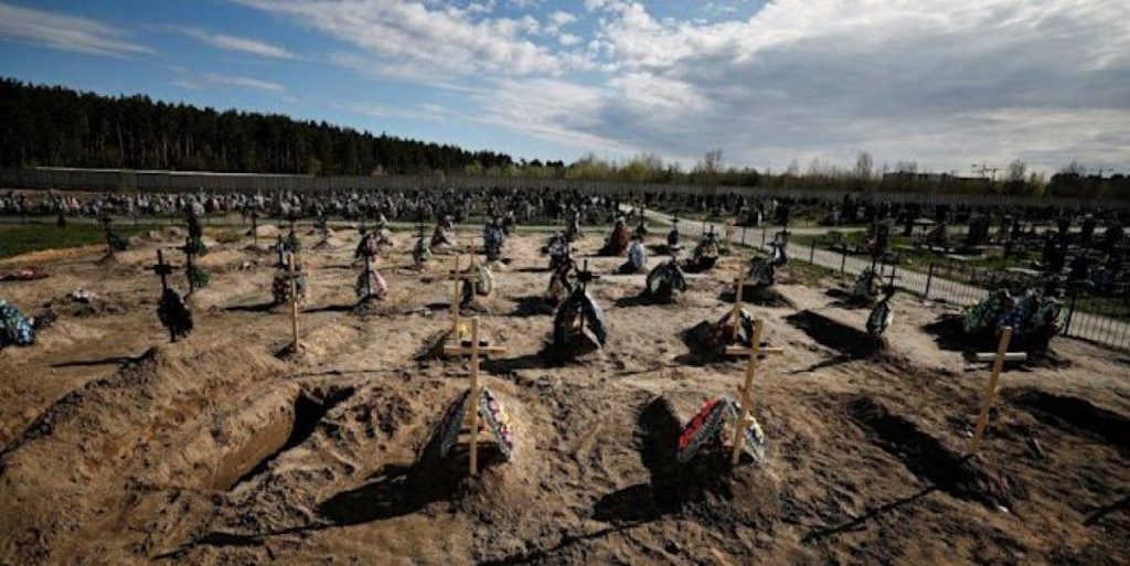 Οι Ουκρανοί υποστηρίζουν ότι οκτώ νέοι ομαδικοί τάφοι με 148 νεκρούς εντοπίστηκαν στα περίχωρα του Κιέβου