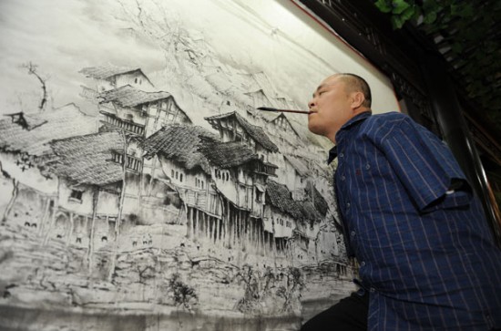Κινέζος ζωγραφίζει μόνο με το στόμα και το δεξί του πόδι και συγκινεί (φωτο)