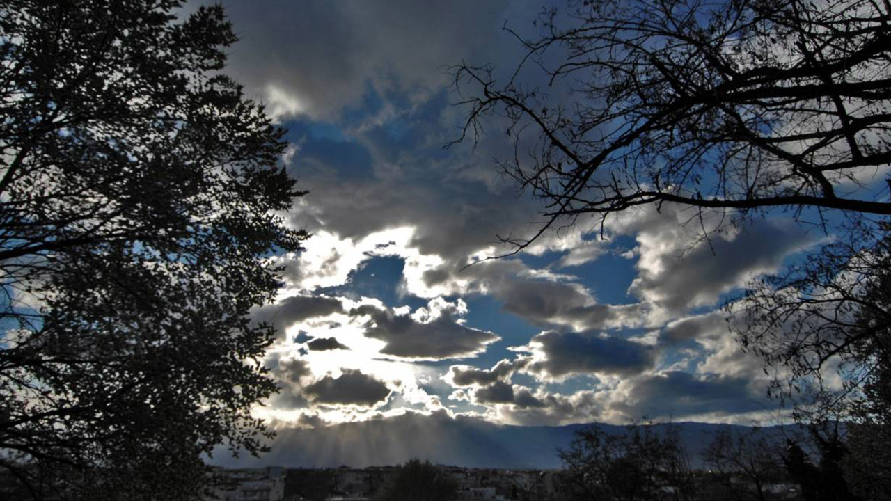 Άστατος αύριο ο καιρός: Που θα έχουμε τοπικές βροχές – Μικρή άνοδος της θερμοκρασίας