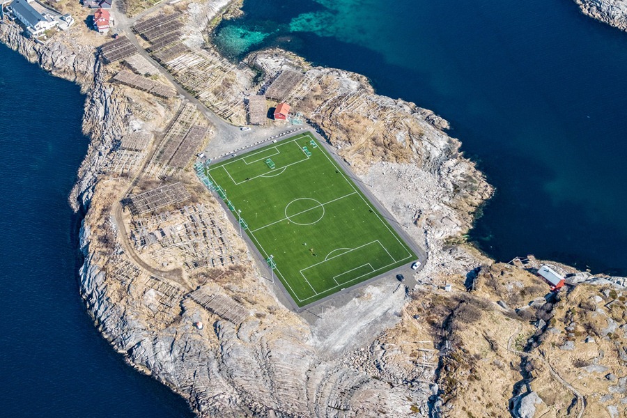 Το γήπεδο ποδοσφαίρου στην Νορβηγία που βρίσκεται στην πιο «μαγευτική» τοποθεσία