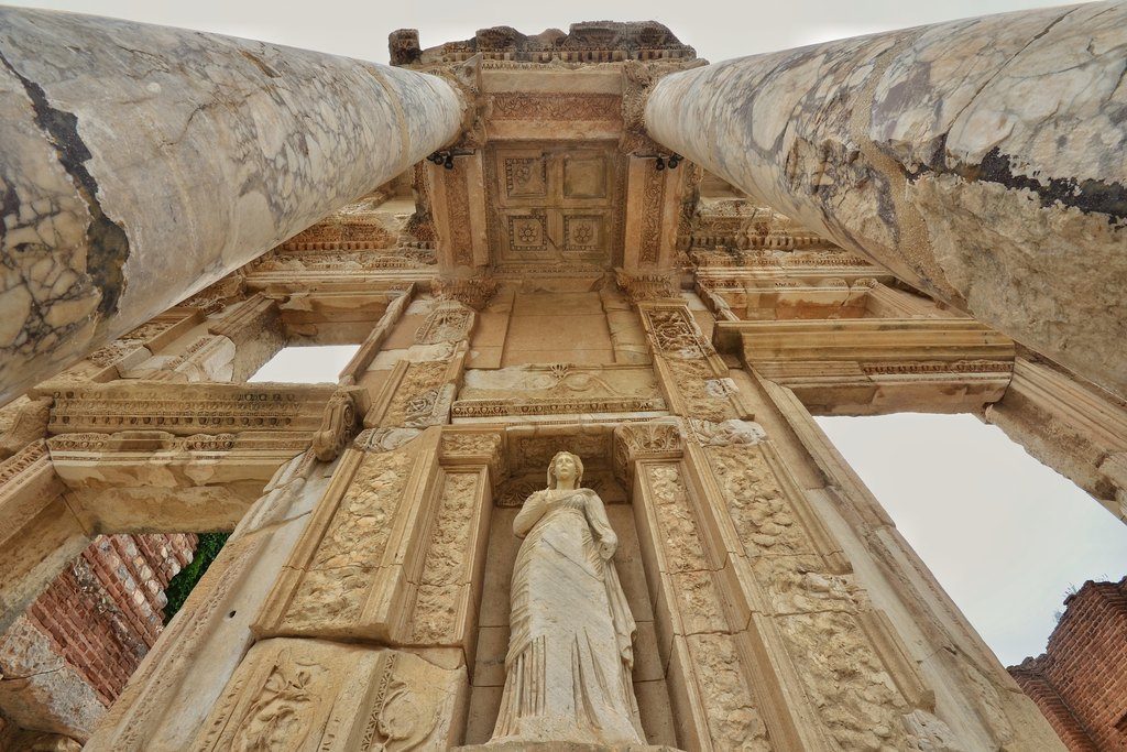 Πλήρης εξευτελισμός: Oι Τούρκοι έκαναν νυχτερινό μπαρ τον ναό της Αθηνάς στην Αττάλεια